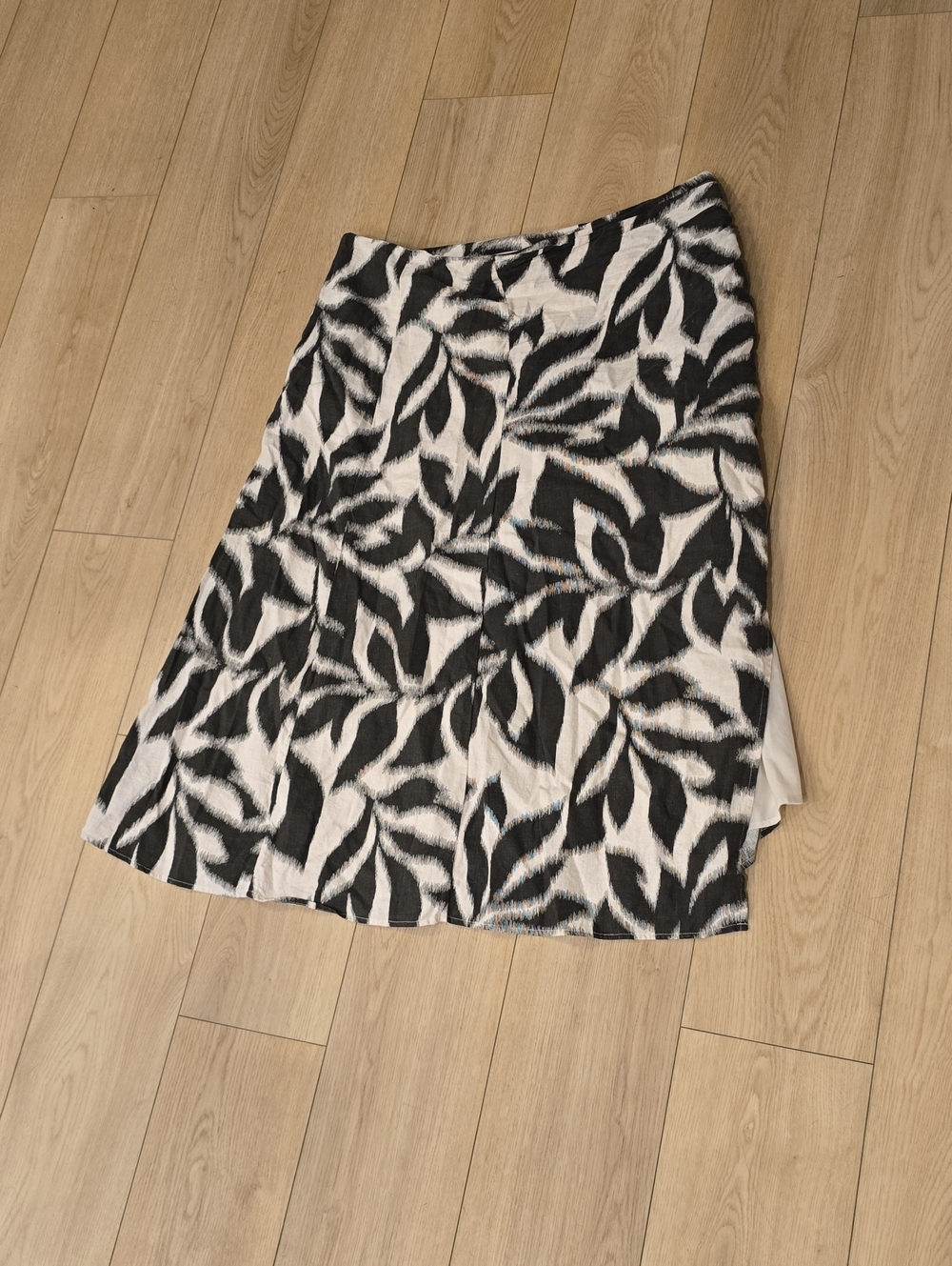 Banana Republic Black & White Leaf-Print A-Line Skirt